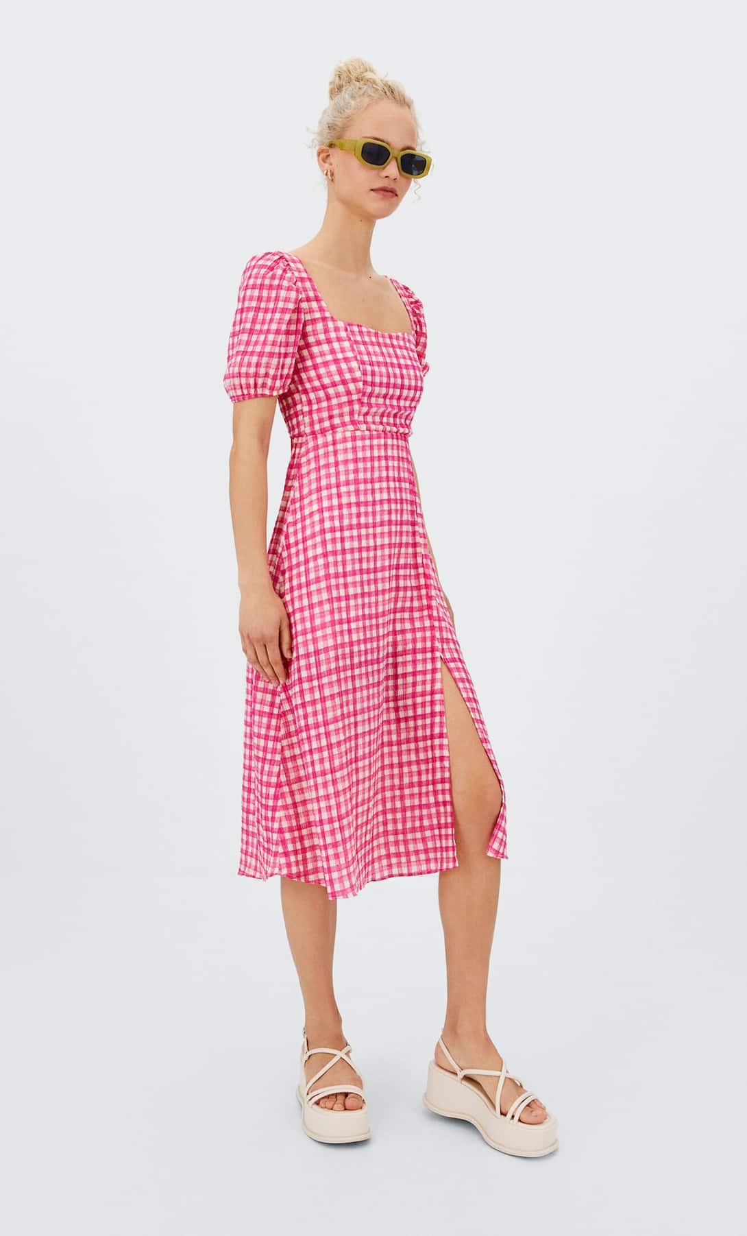 Vestido midi con estampado de cuadros vichy en color rosa. Cuenta con manga abullonada, abertura lateral y escote recto. Precio: 15,99 euros (antes, 29,99 euros).