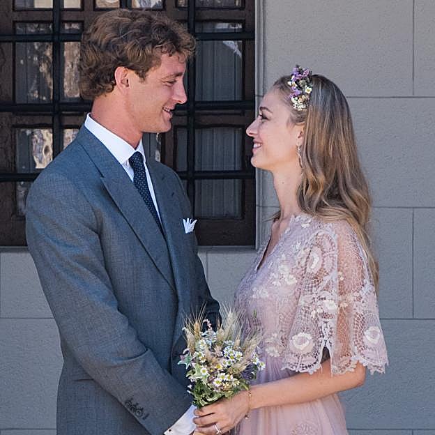 Así fue la atípica boda civil de Beatrice Borromeo y Pierre Casiraghi: con petanca, perritos calientes, sin Charlène y bajo la atenta mirada de Carolina de Mónaco