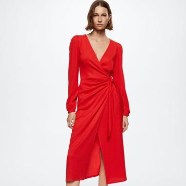 Imagen secundaria 1 - Ya han empezado a llegar los primeros vestidos de fiesta de cara a las bodas de entretiempo. Vestido midi de manga larga en color rojo de estilo «wrap» de la nueva colección de Mango (35,99 euros). Mango