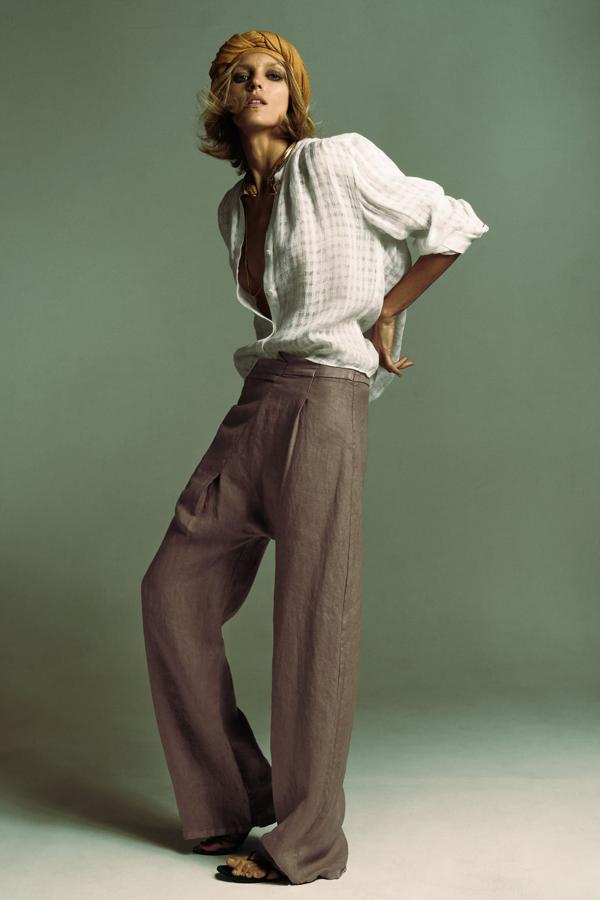 Si te toca quedarte trabajando durante el mes de agosto, este es el look al que le vas a sacar más partido. El pantalon de lino en color piedra es perfecto para la recta final del verano. Pantalón fluido de Zara (39,99 euros) 