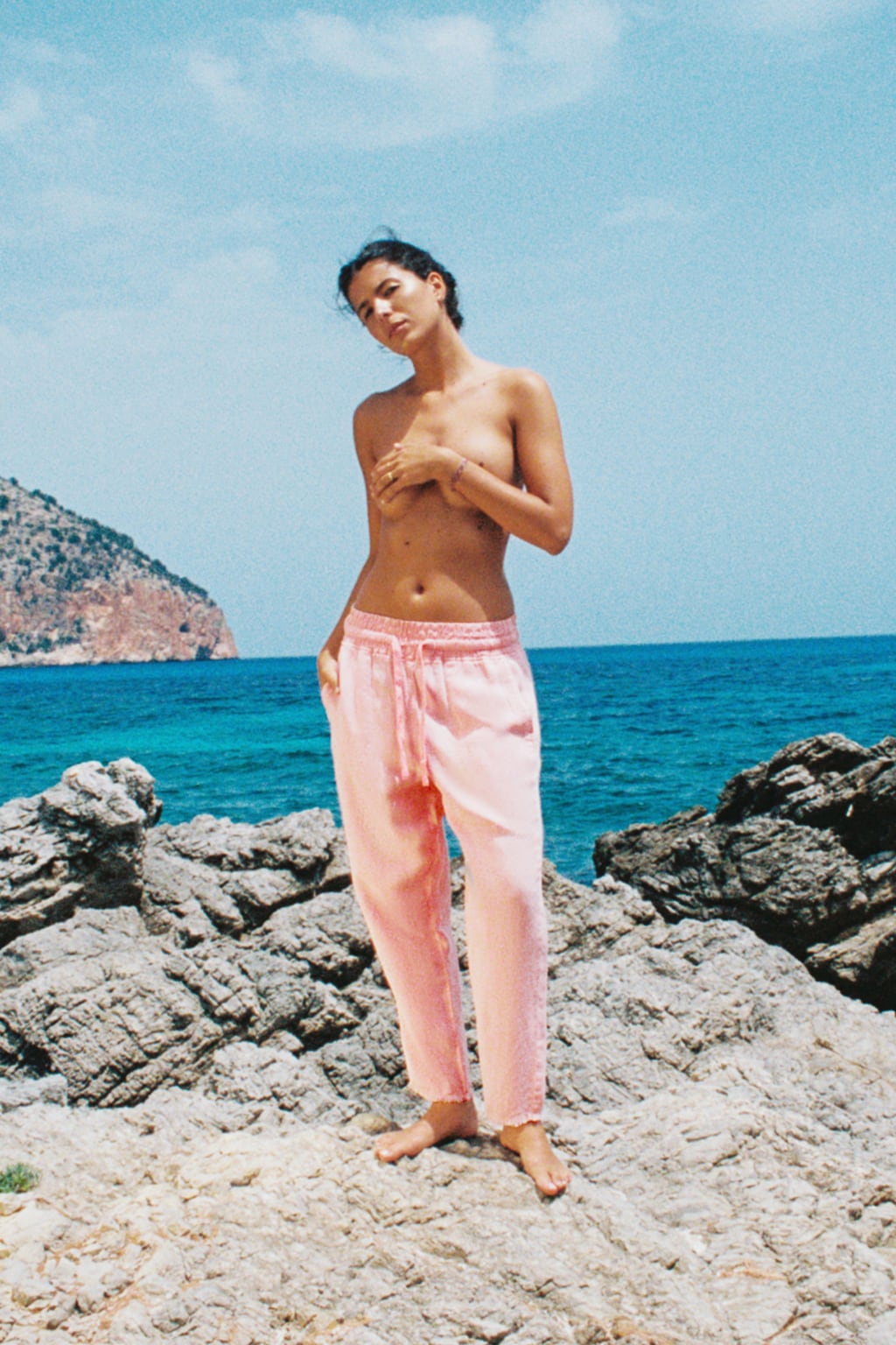 Y un color que no podía faltar en esta selección es el rosa. Un diseño informal que podrás meter en tu maleta para la playa. Pantalón fluido de Zara (29,99 euros). 