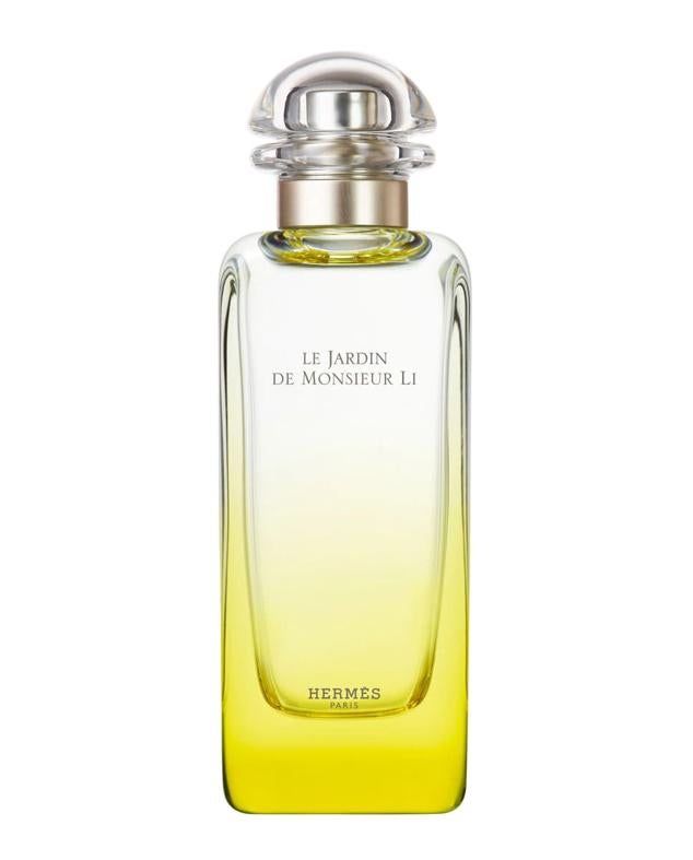 Le Jardin de Monsieur Li es una fragancia con notas asiáticas que crea estímulos y armonía en tu piel. Su composición se basa en piedras mojadas con jazmín vegetal y kumquat. Es de Hermès. Precio: 69,95 €.