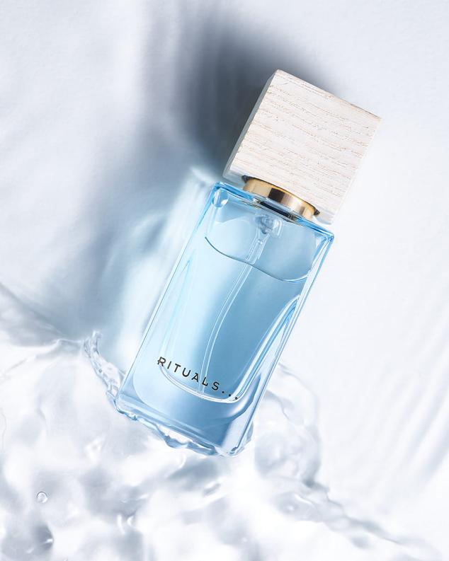Océan Infini es una fragancia inspirada en la isla de Bali. Combina la esencia de la suave agua del océano con notas afrutadas. Una fusión refrescante que te acompañará en tu día a día. Es de Rituals. Precio: 14,50 €.