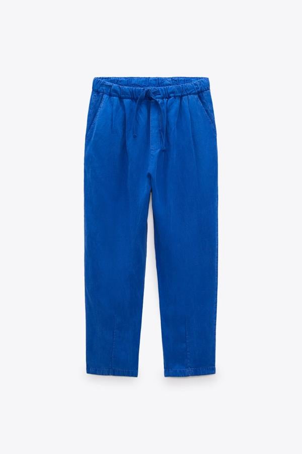 Pantalón cropped azul que elevará cualquier básico de tu armario. Su cintura es ajustable mediante cordones. Perfecto para camisetas, camisas o tops ajustados. Precio: 29,95 €.