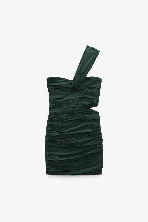 Vestido corto drapeado para estilizar la figura y alargar visualmente las piernas con tacones joya. Confeccionado con escote asimétrico del que sobresale un tirante ancho. Precio: 39,95 €.