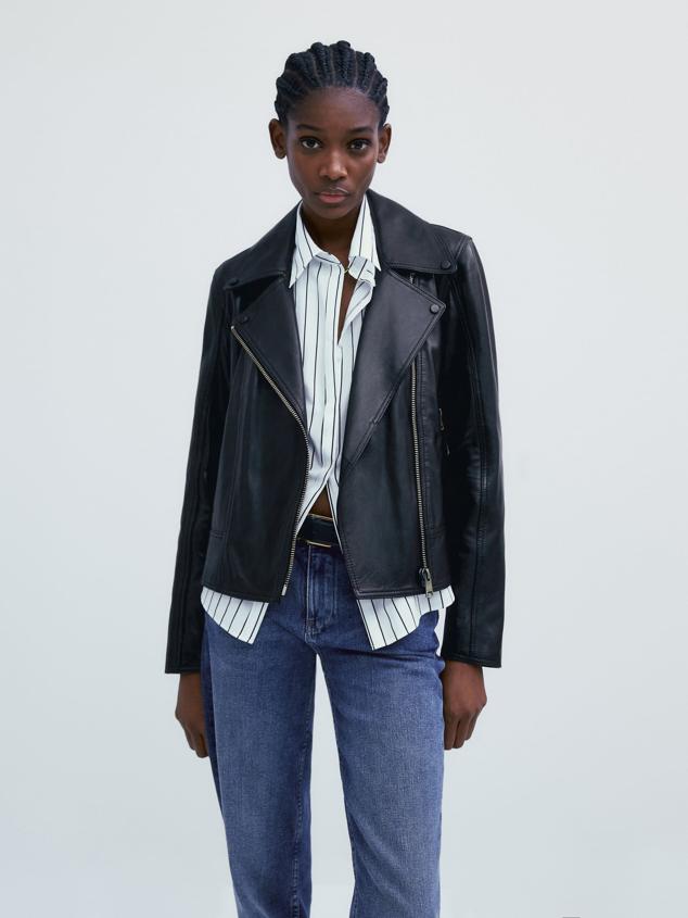 Chaqueta biker de piel ovina con cierre mediante cremallera. Es de Massimo Dutti. Precio: 199 €.