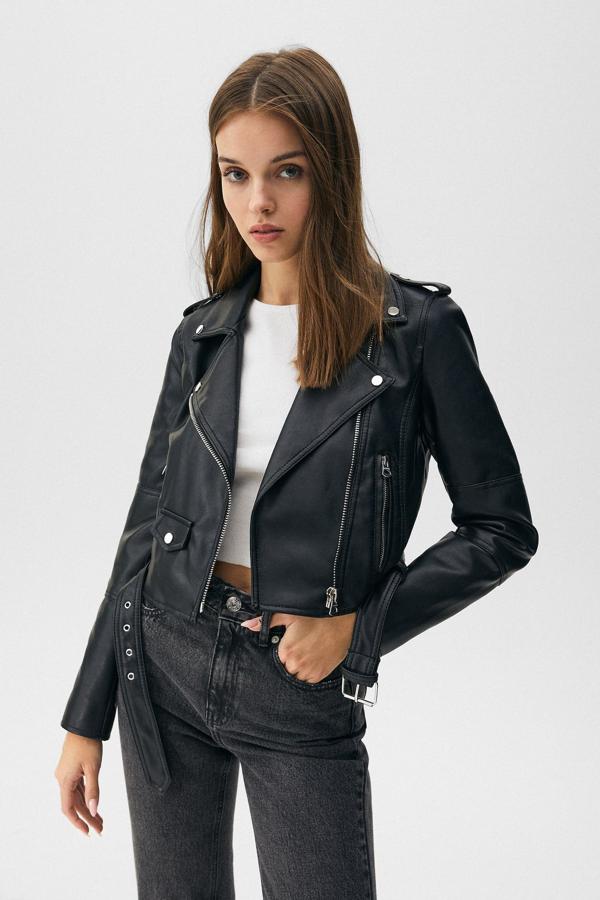 Cazadora tipo biker de efecto piel con cinturón de hebilla metalizada. Diseñada con cierre de cremallera lateral y conformada por el clásico cuello solapa. Es de Pull&Bear. Precio: 29,99 €. 
