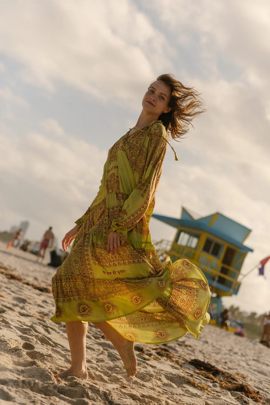 Imagen principal - Regresa el caftán más fresquito y viral que se convirtió en la obsesión de Instagram el año pasado