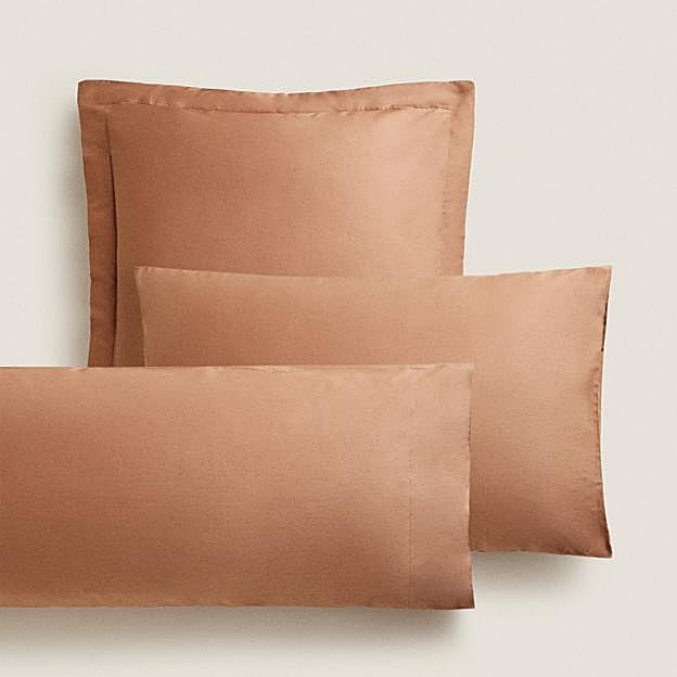 El terracota es el nuevo color de moda y nos encanta en las fundas de almohadas para dormitorios modernos.