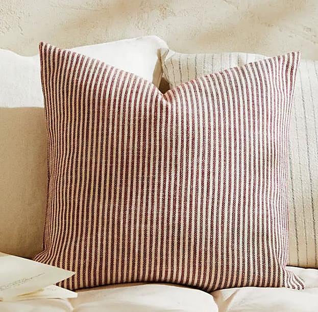 Los cojines de rayas son ideales para decorar casas de verano: frescos y muy coloridos.