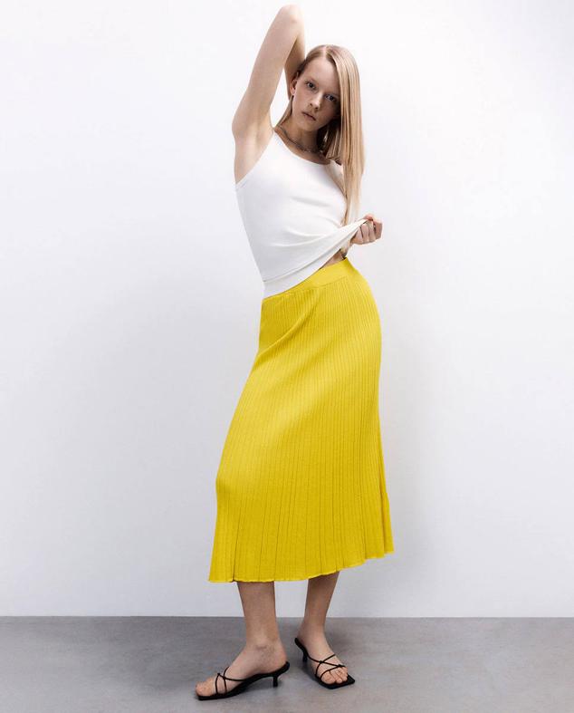Sfera nos trae esta sencilla falda de color amarillo que tiene un acabado de efecto plisado.