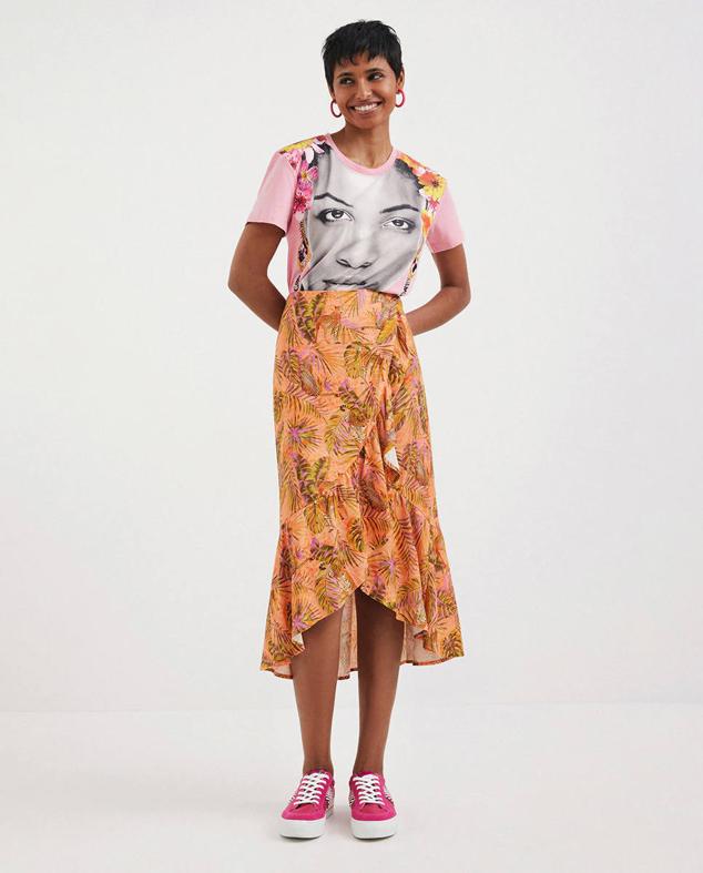 Para las más atrevidas hemos escogido esta falda de Desigual en color salmón y con un estampado tropical.