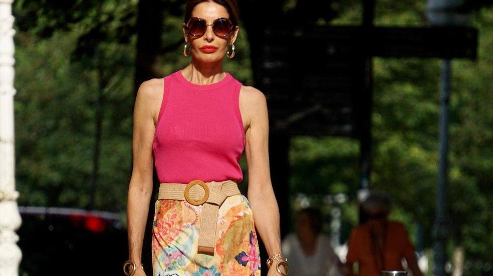 Las faldas midi rejuvenecen a los 50