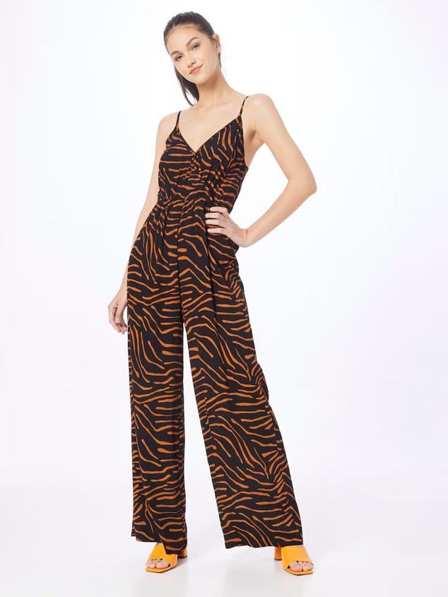 Mono largo con estampado animal print. Perfecto para llevarlo a final de semana y lucirlo en una cena. Es de About You. Precio: 44,90 €.