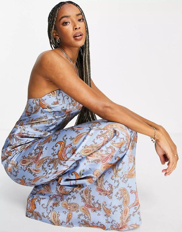 Mono largo con estampado paisley con fondo azul. Confeccionado con escote de forma corazón y lazada en la espalda. Es de Topshop. Precio: 72,99 €.