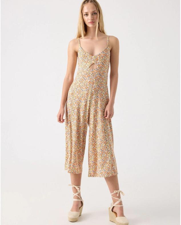 Mono de corte midi y con estampado floral. Destaca por su cut-out en la parte frontal. Es de Inside. Precio: 15,99 €.