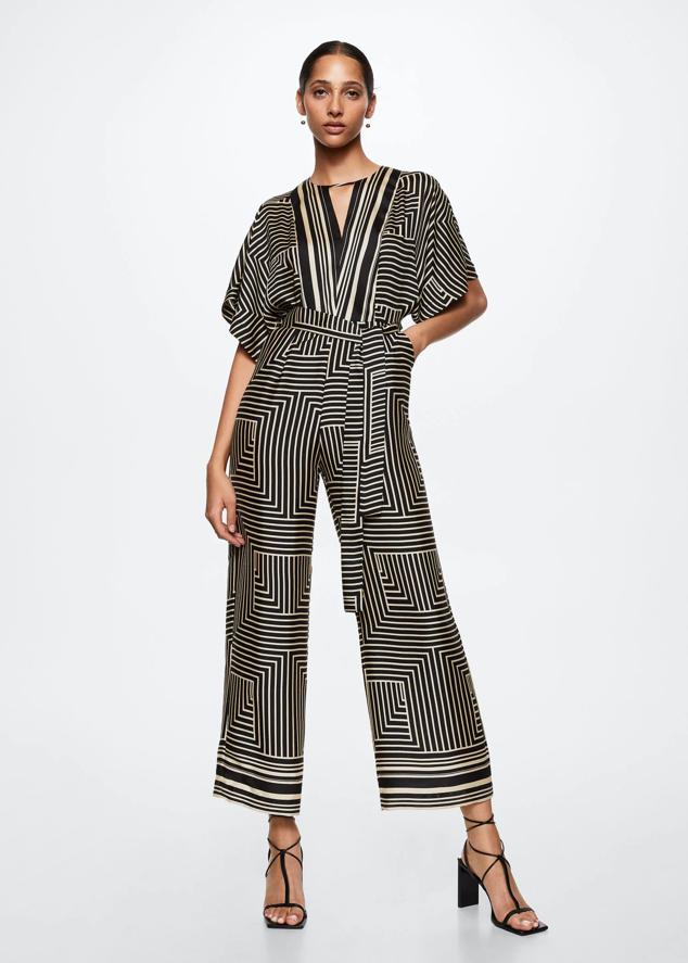 Mono con estampado de rayas satinado. Su diseño recto y largo lo hace perfecto para lucirlo con tacón joya. Es de Mango. Precio: 49,99 €.