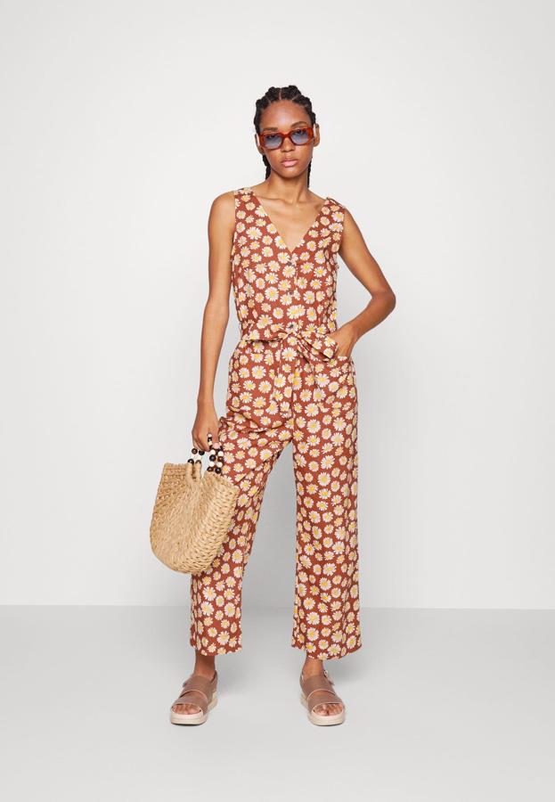 Mono largo con estampado de margaritas. Un diseño cómodo, fluido y fresquito. Es de Monki. Precio: 35 €.