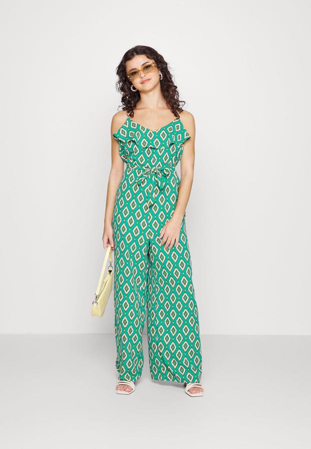 Mono largo con estampado étnico y geométrico sobre fondo verde. Es de ONLY. Precio: 44,99 €.