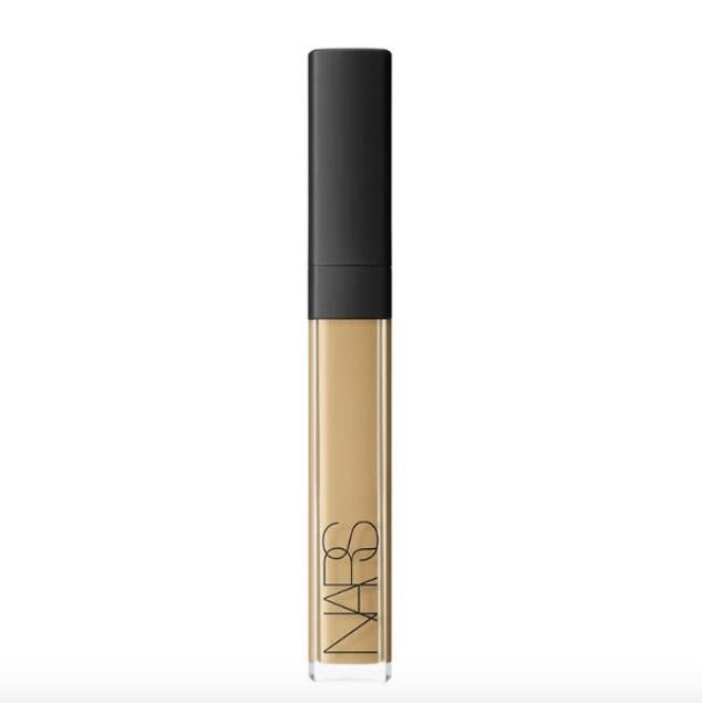 Radiant Creamy Concealer es un corrector iluminador que además de corregir las imperfecciones, perfecciona la piel de la zona. Disponible en una amplia variedad de tonos, los distintos tonos de correctores cuentan con subtonos y matices que se adaptan al tono natural de la piel. (31,50 euros)