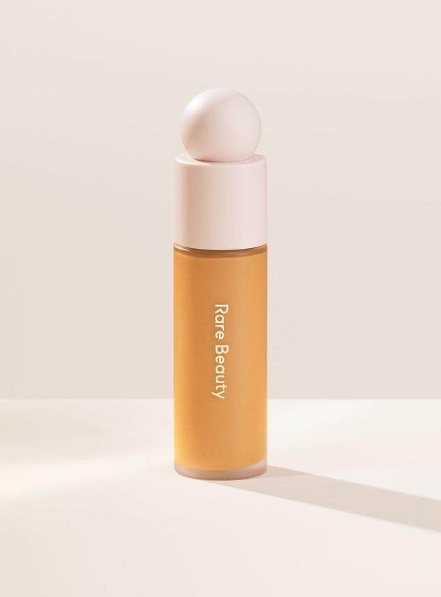 Liquid Touch es un corrector iluminador que pertenece a la marca de maquillaje creada por la actriz Selena Gómez. Disponible en 32 tonos, su cobertura es media y proporciona un acabado radiante que elimina manchas, ojeras y rojeces. Gracias a su fórmula, su acabado es cremoso e hidratante. (23,99 euros)