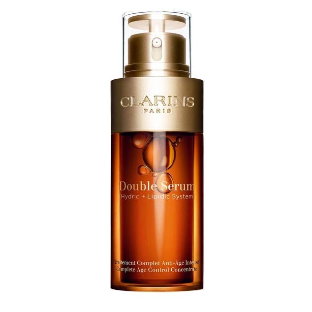 Double Serum de Clarins es un tratamiento antiedad de doble fase hídrica y lipídica que reduce visiblemente las arrugas, mejora la firmeza, tersa, rellena, ilumina y recobra la vitalidad del rostro. Su fórmula cuenta con 21 extractos de plantas con propiedades antienvejecimiento como la cúrcuma, el aguacate, la avena o el banano. Además, oxigena, regenera y protege, realzando la perfección de la tez y su máximo estado de salud. Cómpralo aquí