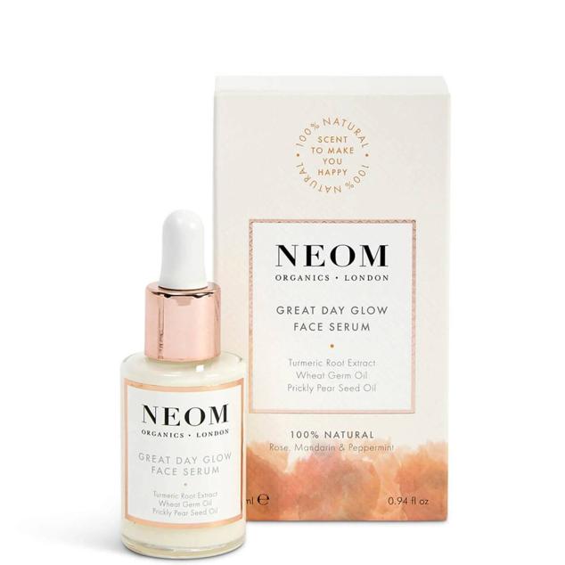 Great Day Glow Face Serum de NEOM desvela un cutis radiante, rejuvenecido y perfeccionado, con una fórmula concentrada a base de el 100% de potentes ingredientes naturales. Proporciona hidratación instantánea, nutre, corrige manchas, minimiza poros y suaviza la tez gracias al extracto de cúrcuma, el aceite de germen de trigo, el aceite de semilla de higo chumbo, el aloe vera, la manteca de karité y el aceite de espuma de la pradera. Cómpralo aquí