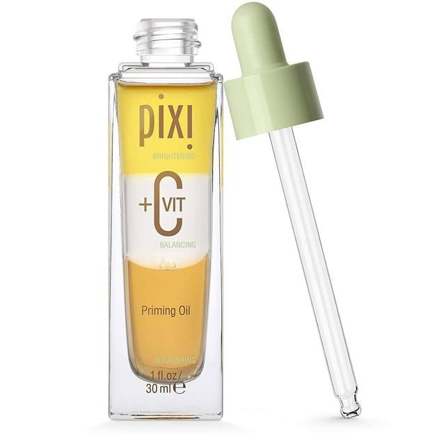 +C VIT Tri-Phase Beauty Oil de Pixi se trata de un aceite multiusos que hidrata, calma, unifica, ilumina, rellena, tersa y prepara la piel para el maquillaje, así como protege de los agresores ambientales. Esto lo consigue a través de la combinación super antioxidante de vitamina C, cúrcuma, aceite de zanahoria, vitamina E, escualeno y algas. Cómpralo aquí