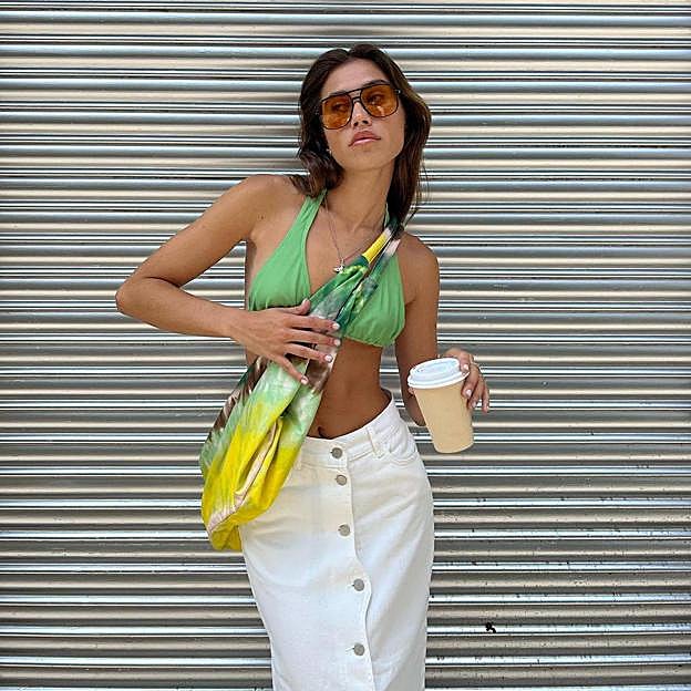 Cambia los vaqueros por esta estilosa falda midi en tejido denim de Parfois que está causando furor en Instagram