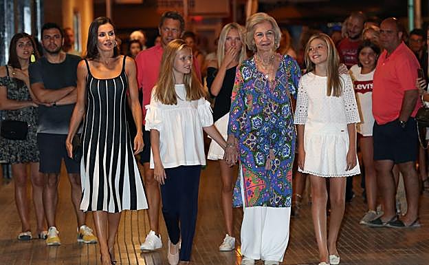 La reina Sofía junto a sus nietas y la reina Letizia en una escapada nocturna por Mallorca