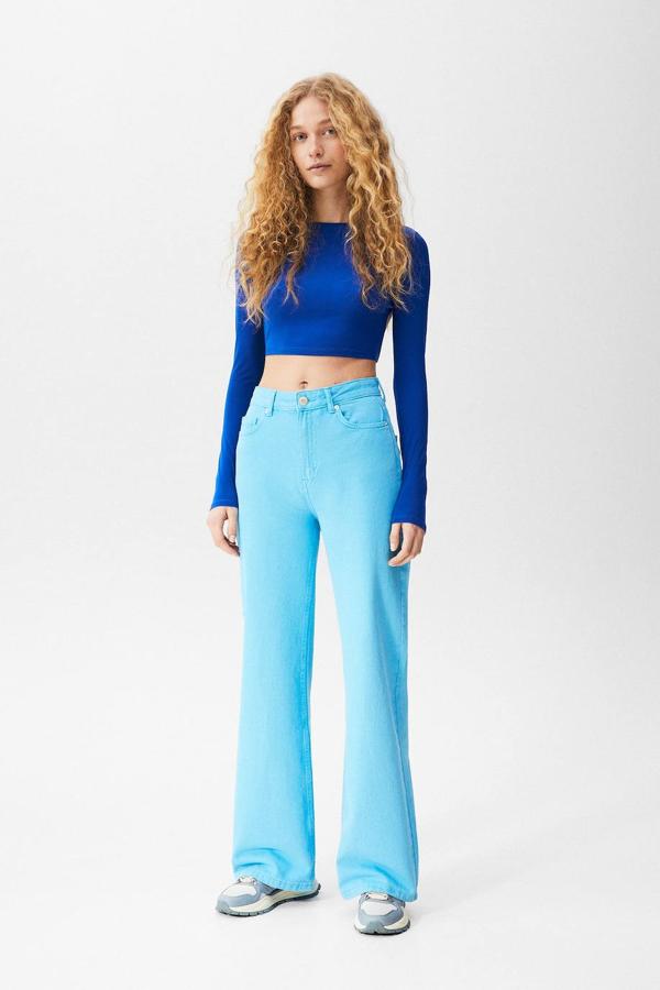 Pantalón en tejido denim estilo wide leg, con tiro alto y diseño de cinco bolsillos, de Pull&Bear. Lo encontrarás rebajado a 7,99 euros.