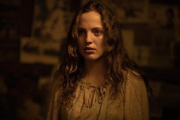 Tras sobrevivir a un accidente de autobús en el que mueren casi todos sus compañeros de clase, Alma se despierta en un hospital sin recordar el accidente, ni su pasado. La amnesia y el trauma hacen que experimente terrores nocturnos y sufra visiones que no consigue desentrañar, pero con ayuda de sus desconocidos padres y amigos tratará de descubrir el misterio que rodea al accidente. Una nueva producción española de Netflix con Mireia Oriol (Las del hockey) como protagonista en la que también participan Milena Smit (Madres Paralelas), Marta Beláustegui (Los herederos de la tierra) y Elena Irureta (Patria) entre otras.