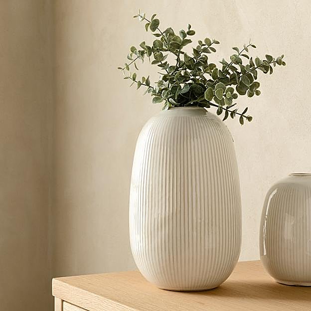 Un jarrón en tonos blancos para agregar a cualquier habitación. Perfecto para agregar plantas naturales y dar un aspecto natural a la estancia.