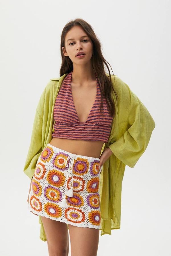 Minifalda de crochet con print de soles multicolores y cintura ajustable mediante cordones, de Pull&Bear. Tiene un coste de 25,99 euros.