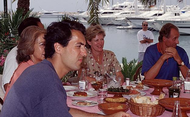 Una comida sin protocolos en el puerto, con los reyes de Grecia, Ana María y Constantino. los reyes Sofía y Juan Carlos y Jaime de Marichalar. 