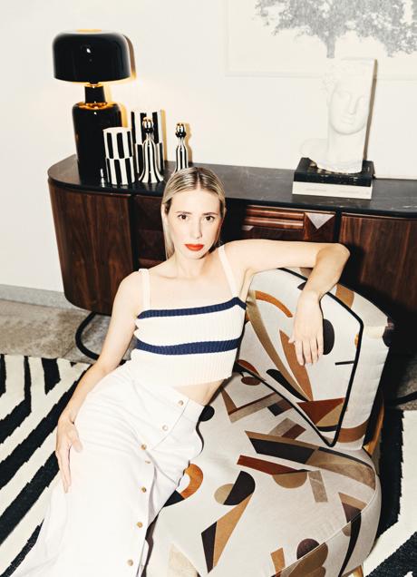 Imagen - Top de tirantes en punto bicolor, de Pinko. Falda blanca midi con botones delanteros, de Louis Vuitton..