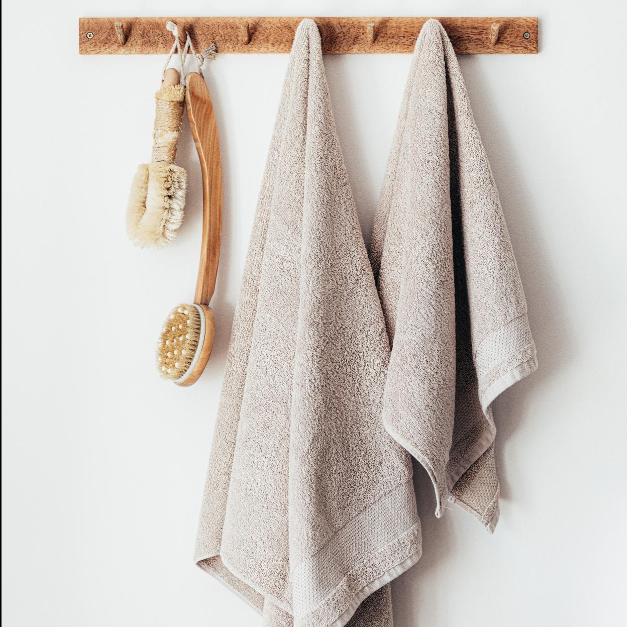 Renovar las toallas del baño es importante para la higiene personal.