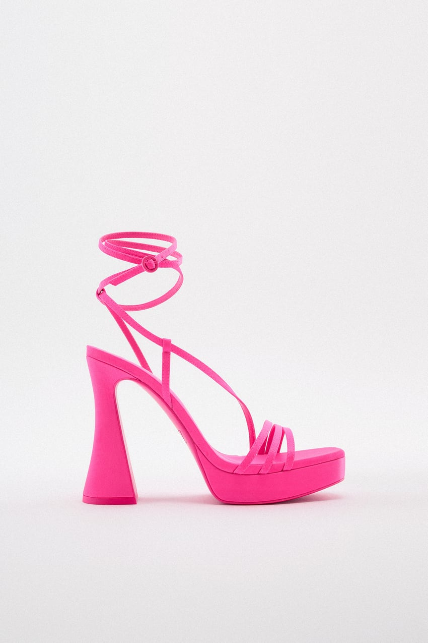 Los tonos vibrantes se llevan. Por eso, si eres de las que les deja todo el protagonismo a sus complementos, estas sandalias de 11,5 cm se convertirán en tu mayor aliado. Además, gracias a su tecnología AIRFIT son comodísimas. Precio: 35,95€.