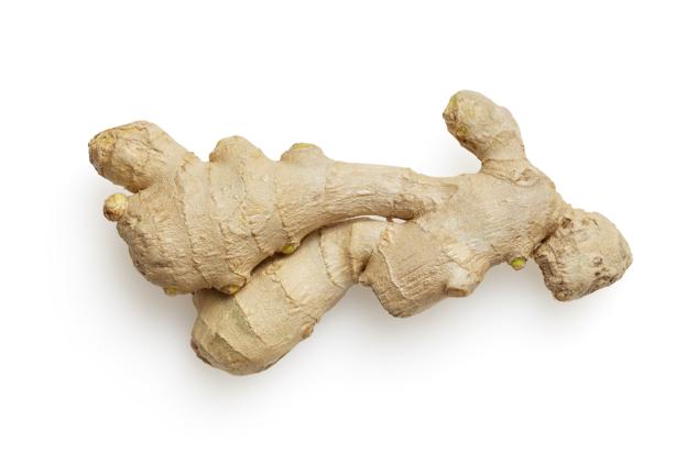 El jengibre es una especia que ayuda a estimular el metabolismo y fomenta la quema de grasas. Además, tiene efecto saciante, es rico en antioxidantes, mejora la salud cerebral y cardiovascular y calma el dolor articular.