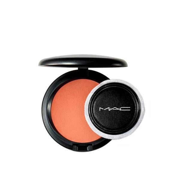 Polvos compactos de control graso únicos que fijan la base de maquillaje y aportan acabado al rostro, además de añadir un color y una textura mínimos. Para uso en situaciones profesionales y para retoques frecuentes en el escenario o a lo largo del día. Precio: 29,75 euros en Druni. Cómpralo aquí