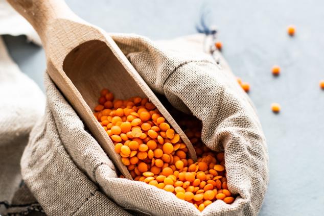 Una taza de lentejas aporta el 35% del hierro necesario cada día, un nutriente fundamental para completar el proceso de quema calórica. Además, son ricas en proteínas y en fibra, por lo que puede ayudarte a acelerar el metabolismo. Eso sí, si las preparas en un guiso con chorizo y tocino los efectos no serán los mismos.