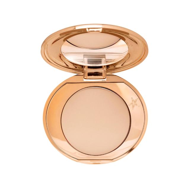 Estos pigmentos finamente molidos tienen poderes alisadores, difuminadores y sublimadores que permiten crear un acabado matificador y contribuyen a minimizar el brillo y resplandor excesivos de la piel. Precio: 24,99 euros en Sephora. Cómpralo aquí