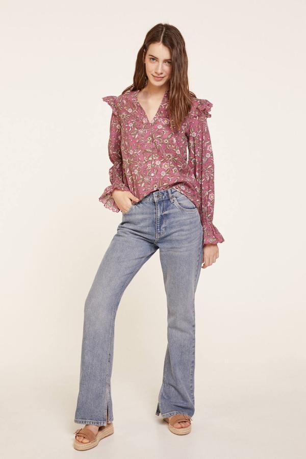Blusa con escote de pico, manga larga, detalles de volantes, terminaciones festoneadas y estampado floral, color lila. La encontrarás con descuento a 6,99 euros. Cómpralo aquí