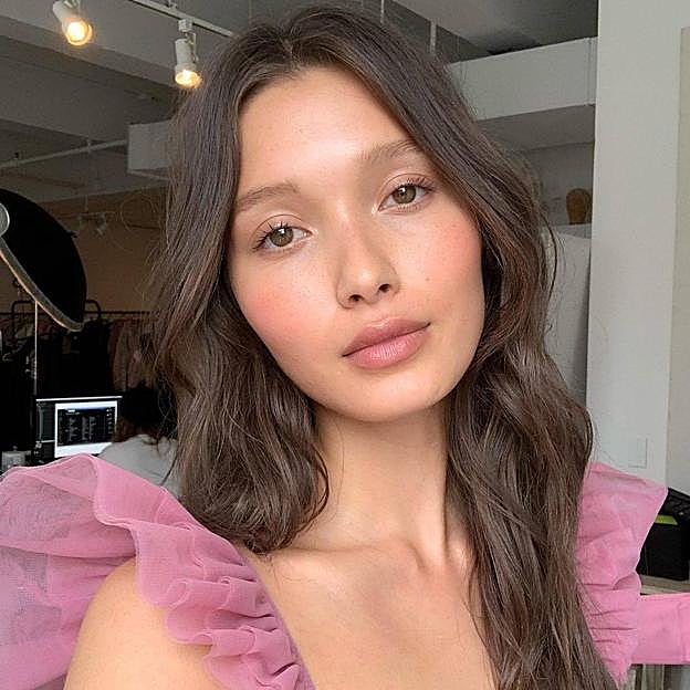 Para un look de maquillaje natural, rápido y con efecto buena cara solo necesitas estos sticks multiusos perfectos para llevar en tu neceser