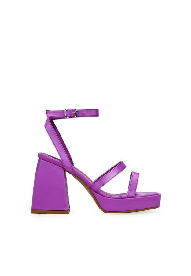 Su tacón de 10 cm te hará verte muy estilizada y podrás ponértelas con cualquier prenda de tu armario. Además, gracias a su pulsera, notarás el pie sujeto y seguro. Precio: 39,96€.