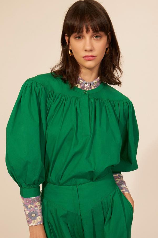 Blusa amplia verde de popelín de algodón con cuello redondo con un botón. Tiene mangas abullonadas ajustadas en los puños por un botón y frunces sobre el pecho. Ideal para combinar con unos pantalones o una falda del mismo color en un total look efecto color block. Es de Antik Batik. Precio: 85 €.