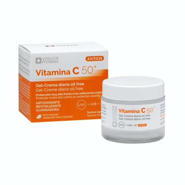 Crema facial que incluye vitamina C, té verde, provitamina B5 y activos que protegen frente a la radiación infrarroja. De rápida absorción, contiene protección solar de factor 50, por lo que debes aplicártela entre 20 y 30 minutos antes de la exposición a los rayos del sol. Precio: 7 euros.