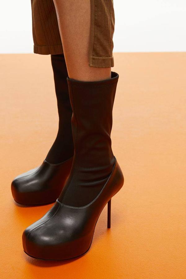 H&M nos trae esto botines de color negro que cuentan con un tacón de aguja y una caña elástica.
