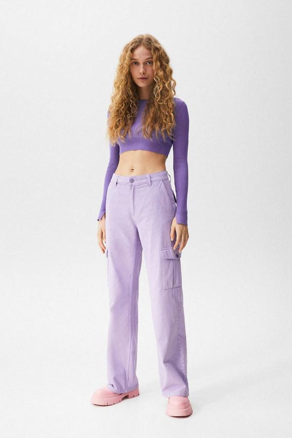 Pantalón cargo con pernera ancha y recta, bolsillos laterales y cuatro bolsillos de plastrón con solapa en las piernas y la espalda, tiro alto y trabillas para el cinturón, de Pull&Bear. Lo encontrarás en siete colores, rebajado a 5,99 euros.