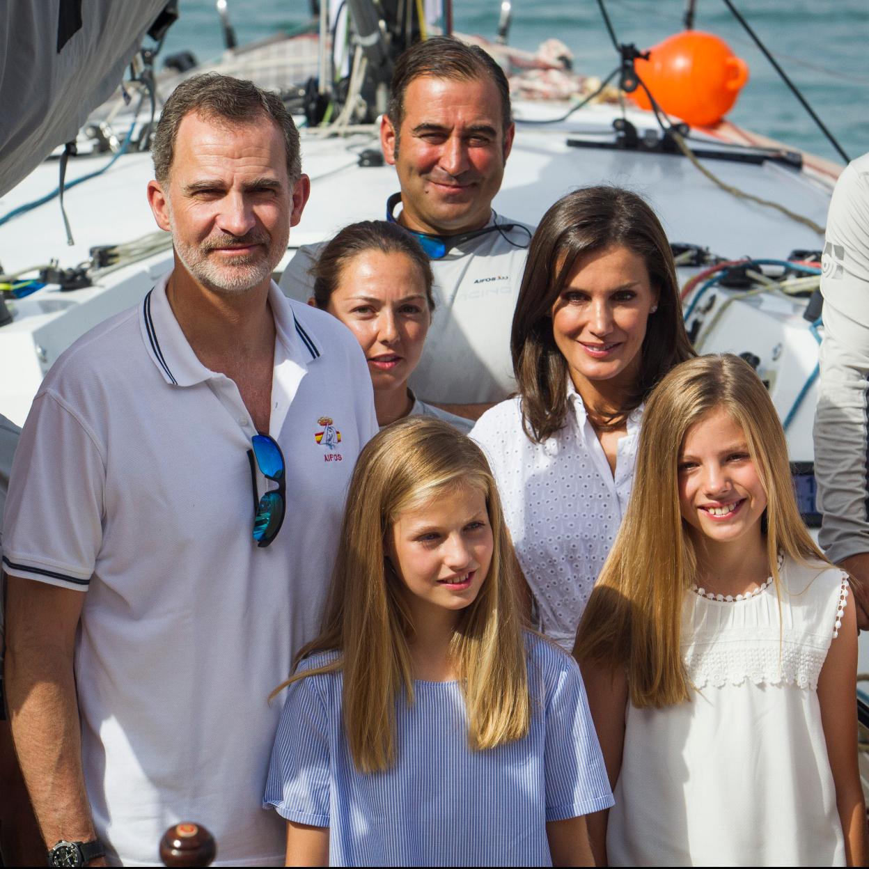 La reina Letizia y el rey Felipe VI con sus hijas en el peurt de Palma de Mallorca con amigos. 